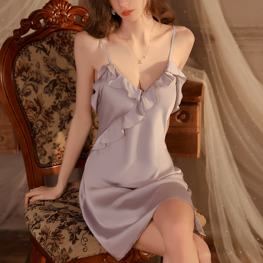 フリルVネックが可愛らしいパープルのアイスシルクスリップドレスを正面から撮影。上品な光沢が魅力