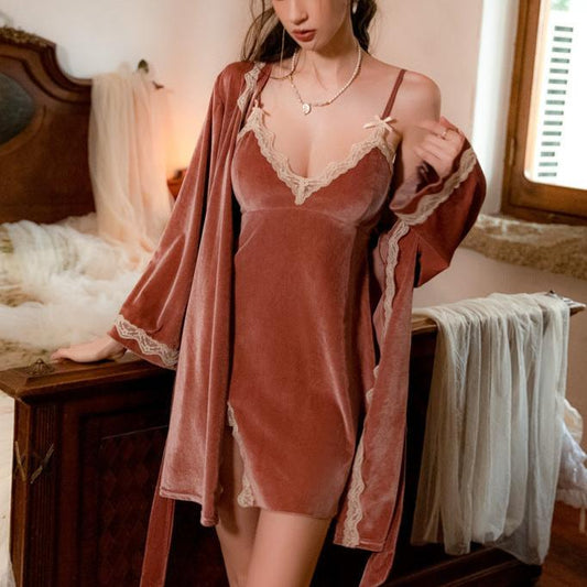 ガウンを羽織ったピンクのセットアップ。オプションのガウンで暖かさと特別感をプラス