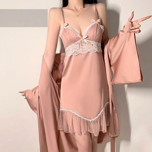 ガウンを羽織った状態のピンクルームワンピース。ドット柄オーガンジーがほどよく透け、女性らしさを引き立てる