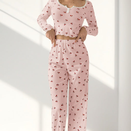 ピンクのチェリー柄レーUネックリブロングパンツセットを正面から撮影。可愛い柄と色っぽいUネックが魅力