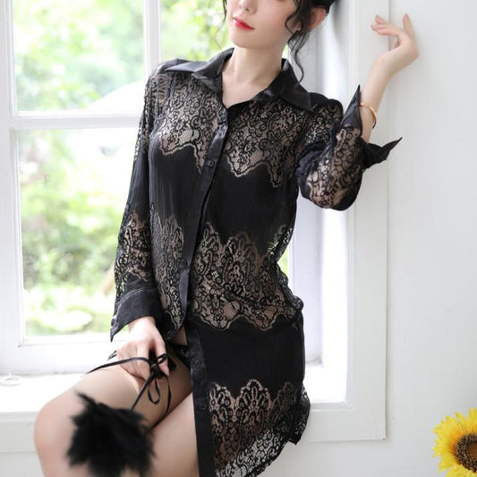 ブラックのワンピを腰掛けた状態で撮影し、裾からTバックがチラリと見える妖艶な雰囲気の写真。