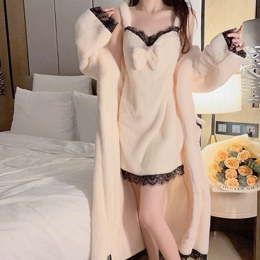 オープンフロントのガウンを羽織ったコーディネート。黒レースがアクセントになり、男ウケ抜群