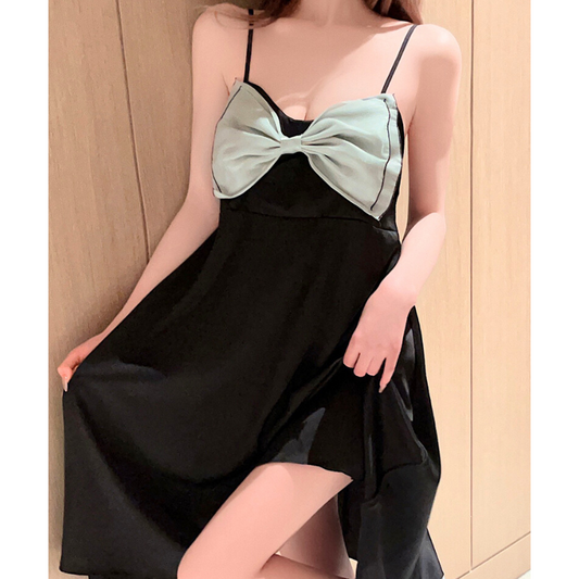 フロントリボンと背中開きが印象的なブラックアイスシルクスリップドレスを正面から撮影。色っぽ可愛い雰囲気