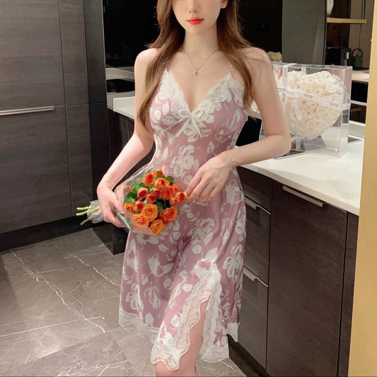 裾スリット入りピンクフラワー柄ワンピースが大人可愛いルームウェアに