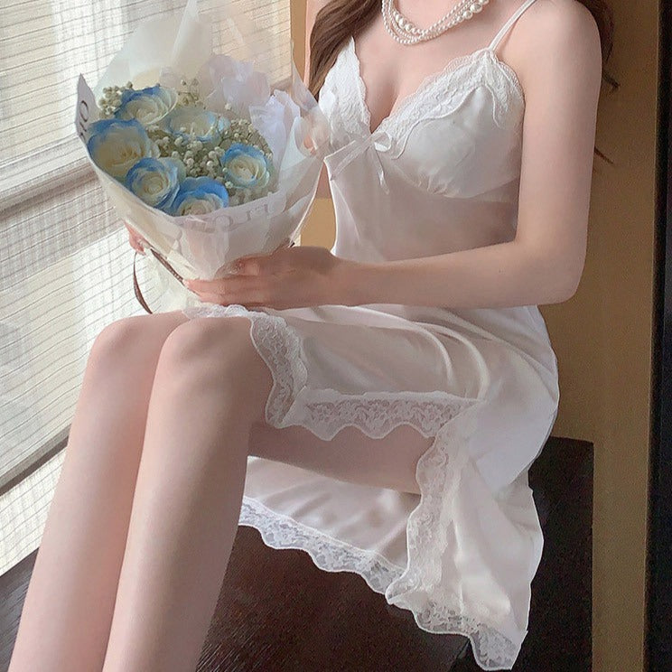 裾のスリットが程よい抜け感を演出するホワイトキャミワンピース