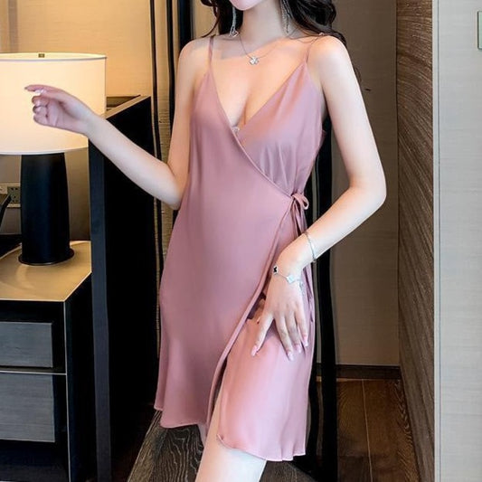 サイドから見たピンクのカシュクールワンピース。サテンの光沢と腰リボンが大人可愛い雰囲気を演出