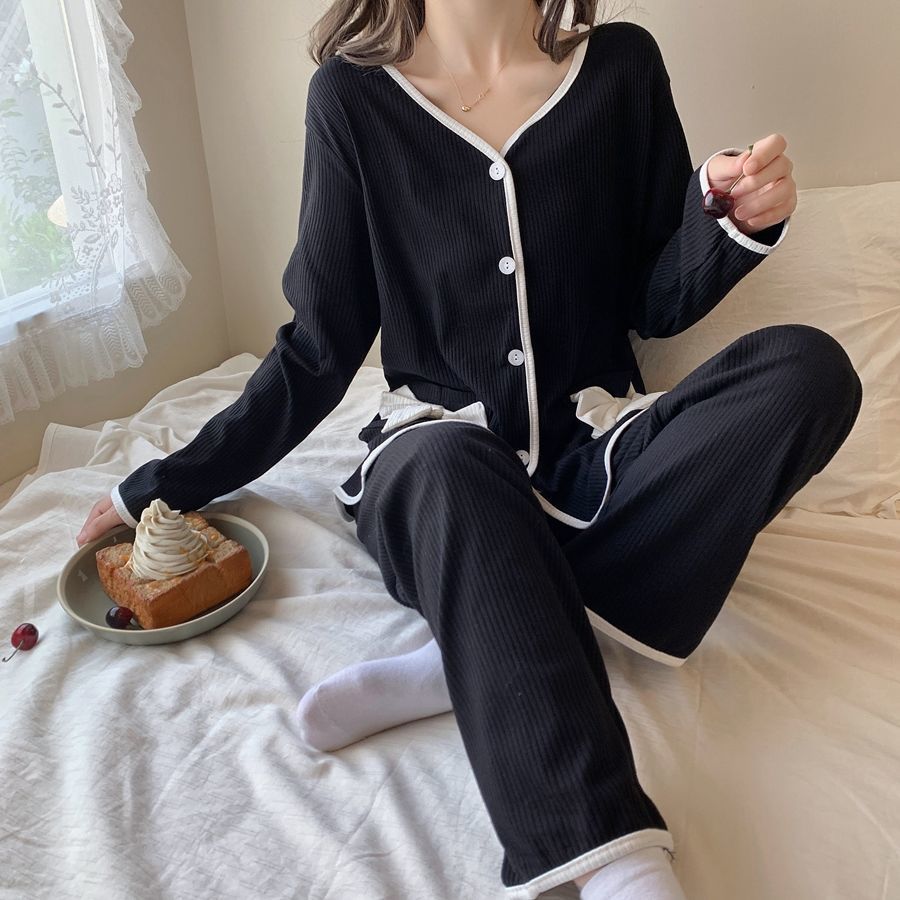 ブラックの上下セットを横から撮影。無防備な可愛さと大人っぽいカラーで男ウケを自然に狙える