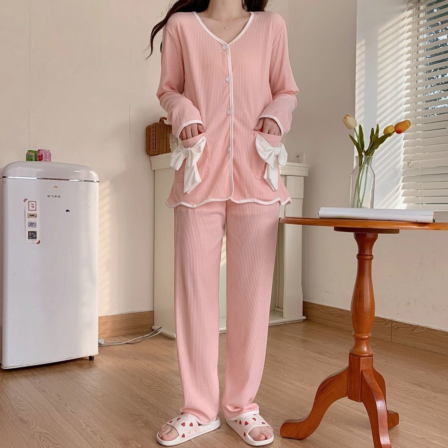 ピンクの上下セットを着た女性の全身写真。無防備な可愛異雰囲気で男ウケを自然に狙える