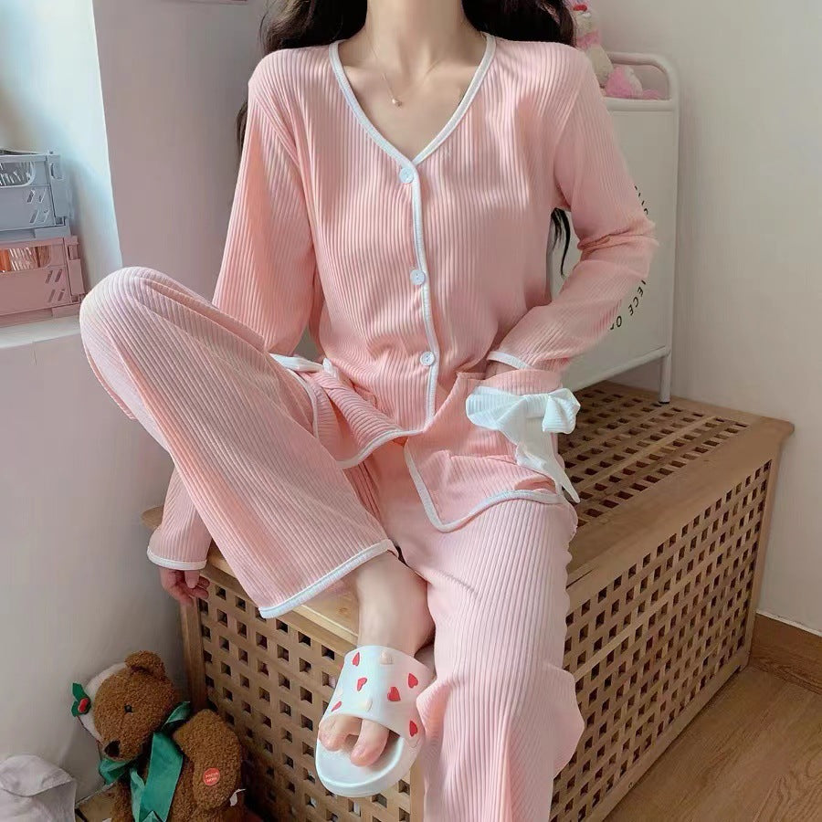 ピンクのロングパンツ裾をクローズアップ。パイピングの縁取りがシンプルながら可愛い
