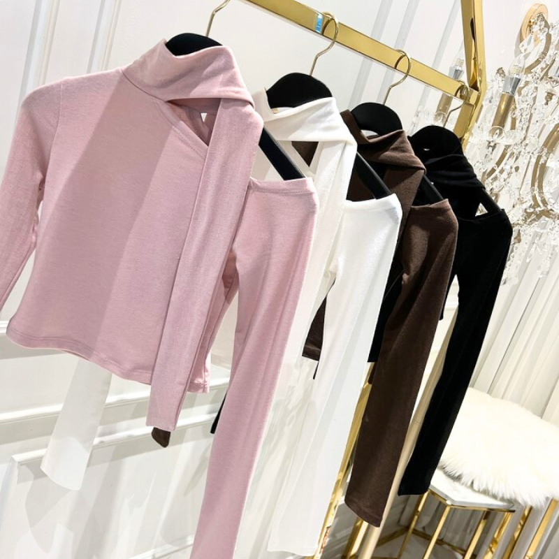 ピンク・ブラウン・ホワイト・ブラックの4色展開。春秋のデートに使える万能トップス。