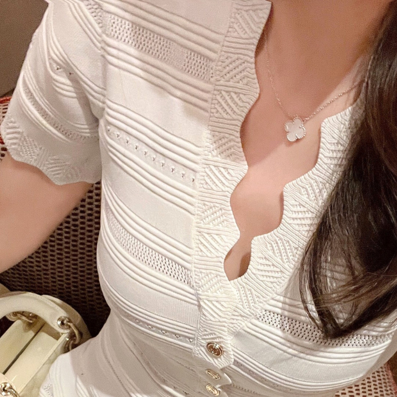 デコルテ美人を叶える波打つスカラップネックデザイン