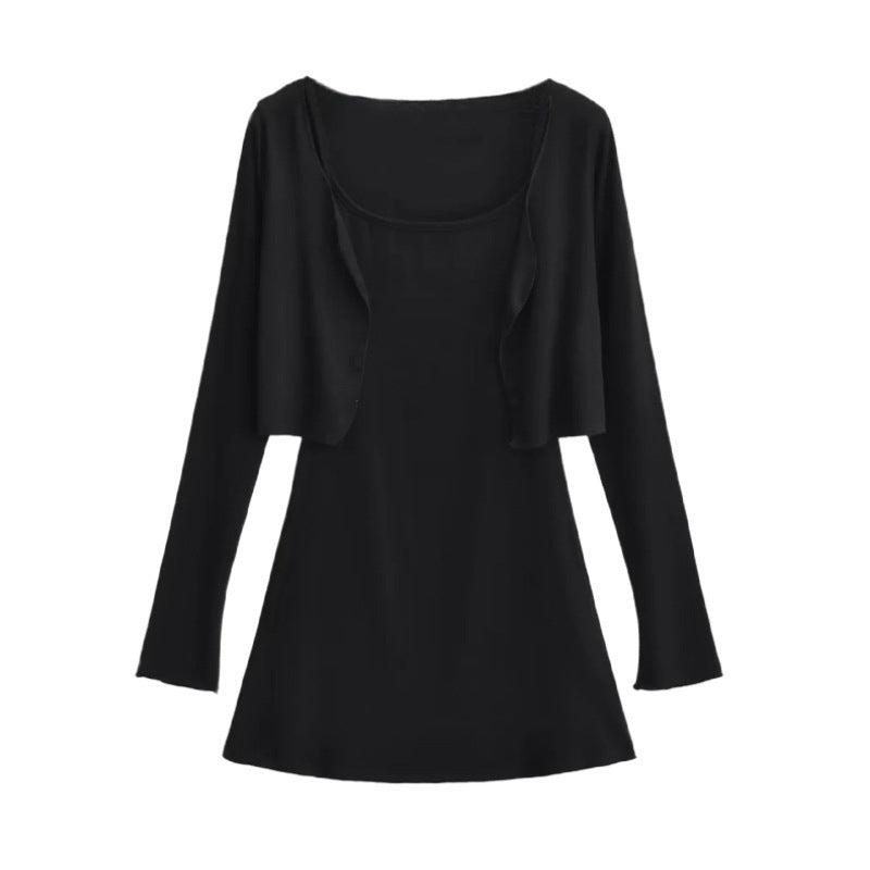 ブラックの薄手カットソー素材を接写し、肌馴染みの良い色合いと伸縮性をアピール