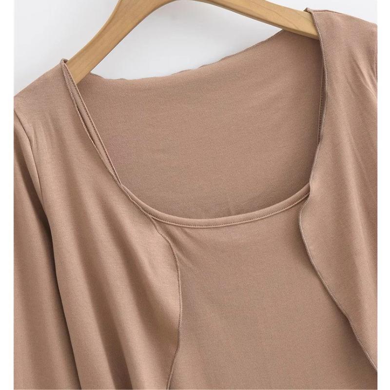 ベージュの薄手カットソー素材を接写し、肌馴染みの良い色合いと伸縮性をアピール