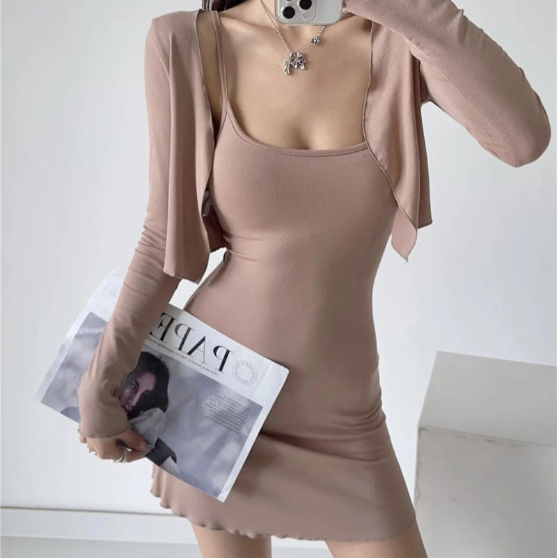 ベージュのショートカーディガン&キャミワンピセットを正面から撮影し、落ち着いたカラーが大人っぽい印象