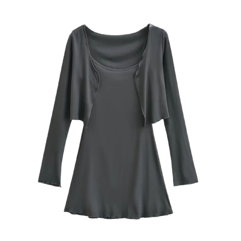 グレーの薄手カットソー素材を接写し、肌馴染みの良い色合いと伸縮性をアピール