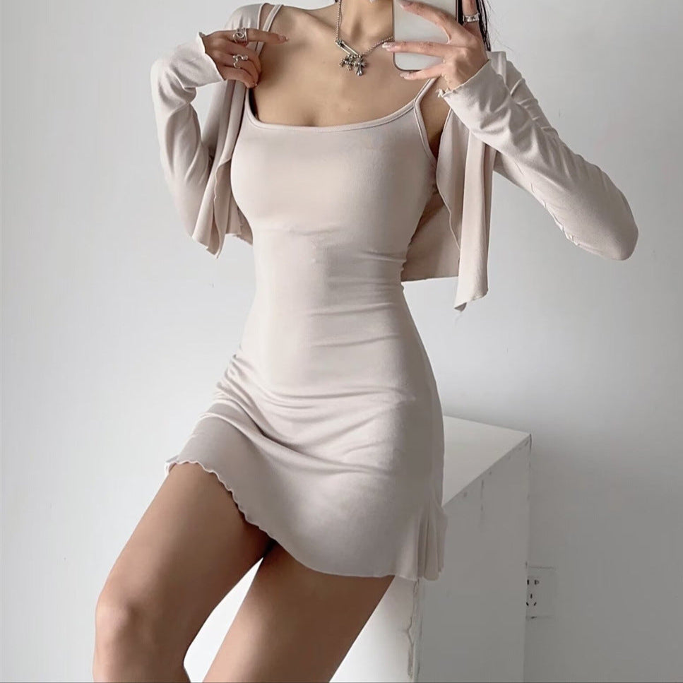 斜めから見たアイボリーセットアップで、ミニ丈ワンピが脚長効果を強調し、カーデが二の腕を程よくカバー