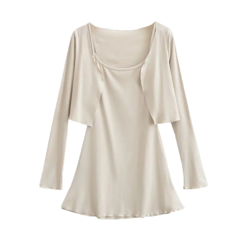 アイボリーの薄手カットソー素材を接写し、肌馴染みの良い色合いと伸縮性をアピール