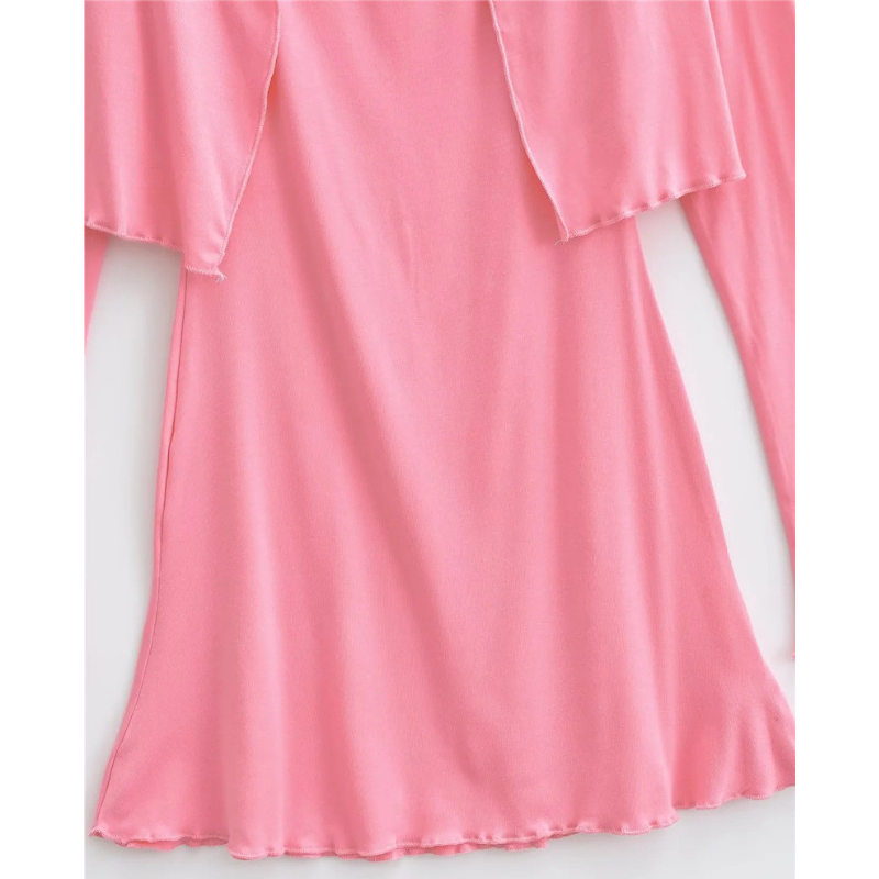 ピンクの薄手カットソー素材を接写し、肌馴染みの良い色合いと伸縮性をアピール