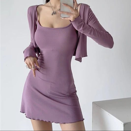 パープルのショートカーディガン&キャミワンピセットを正面から撮影し、ミニ丈ワンピと短丈カーデが可愛い