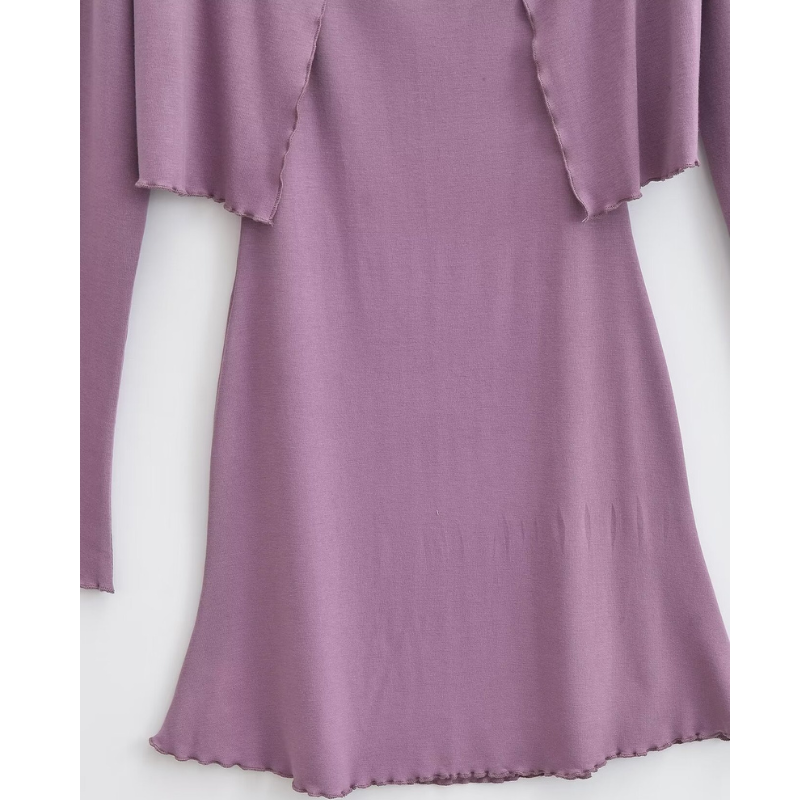 薄手カットソー素材のワンピース裾部分をクローズアップし、裾のフリルがわかる