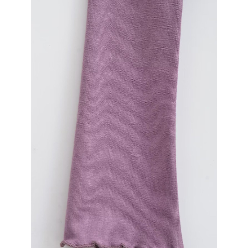 薄手カットソー素材の長袖部分をクローズアップし、伸縮性と軽やかさを感じさせる