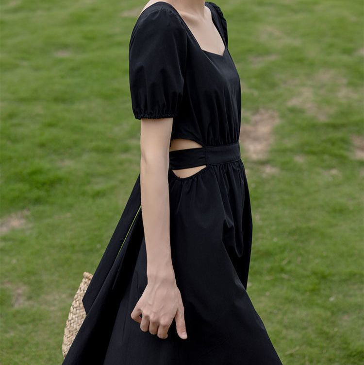 ウエストのカットアウト部分をクローズアップし、さりげなく色っぽいデザインが映える