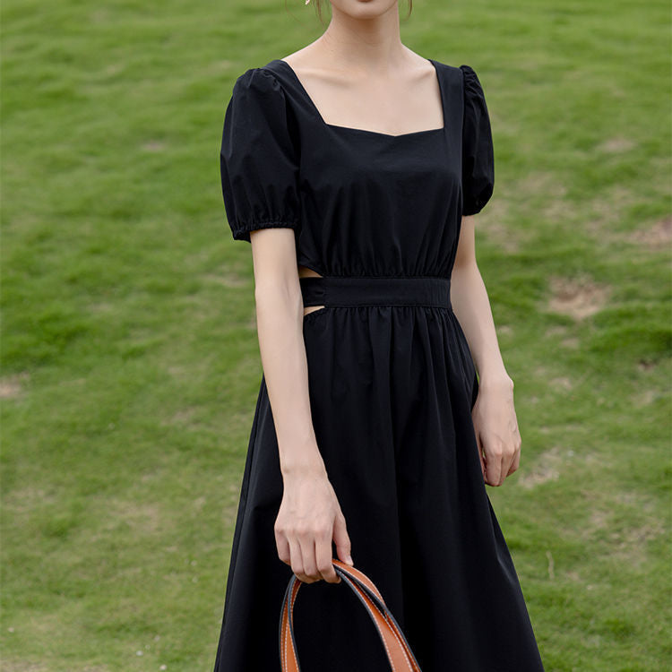 かごバッグを持ったブラックワンピースコーデで、夏のお出かけやデートにぴったりのスタイリング