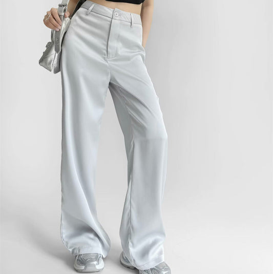 シルバー系グレーのシルク風ワイドレッグパンツを正面から撮影し、涼しげな色味が夏らしい