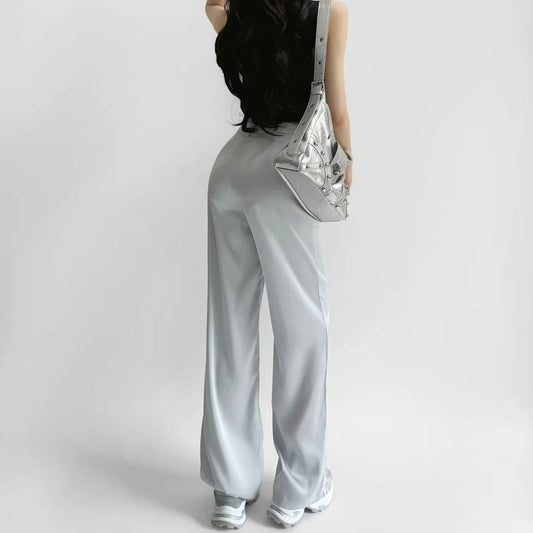背面から撮影したシルバー系グレーパンツで、落ち感のあるシルエットと裾の広がりがわかる