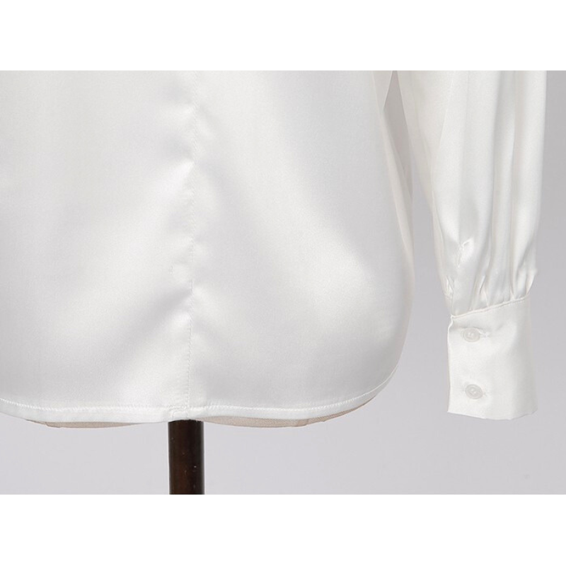 細部まで丁寧な仕立てのブラウス袖口アップ。シーンを選ばない万能デザイン