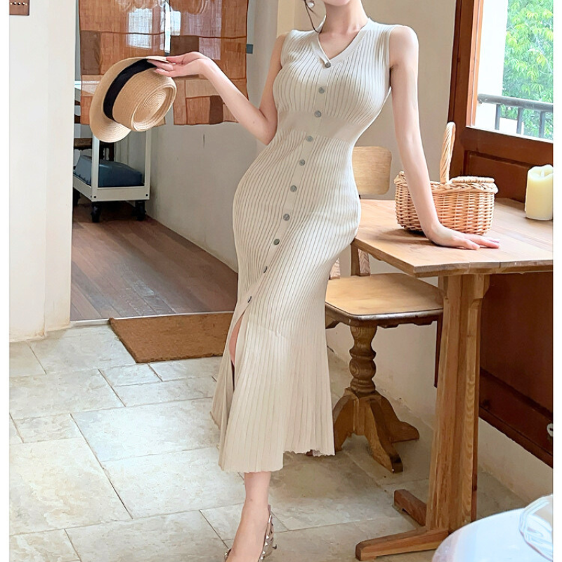 前スリットが程よく肌見せする清潔感あるモテ服コーデ