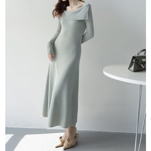 グリーンのスクエアカラーフィット&フレアニットワンピースを正面から撮影し、華奢なデコルテが際立つ