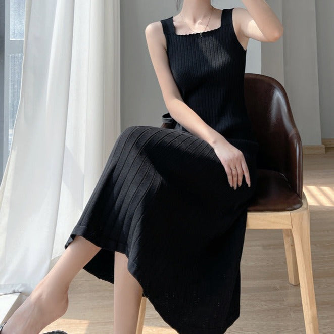 椅子に座って撮影したニットワンピース。薄手の素材感が夏らしく、男性ウケも期待大