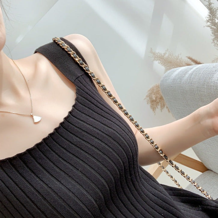 胸元のリブニットの生地感が分かるアップで写真。スクエアネックから見えるデコルテがセクシー。