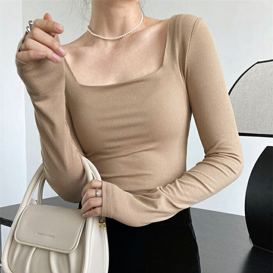 ブラウンのスクエアネックリブタイトトップを正面から撮影し、程よいフィット感と上品な色合いが映える