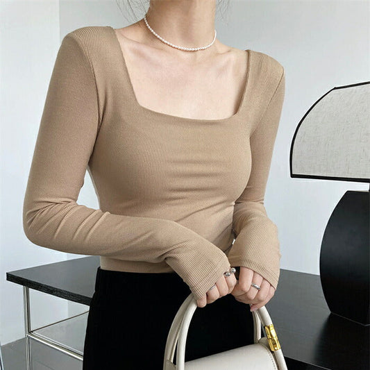 斜めから見たブラウントップで、スクエアネックラインとリブの縦ラインが細見えを強調