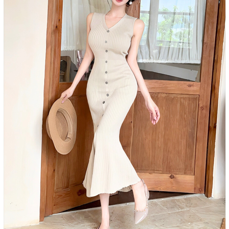 日差しが差し込む室内で涼しげに着こなすベージュニットワンピース