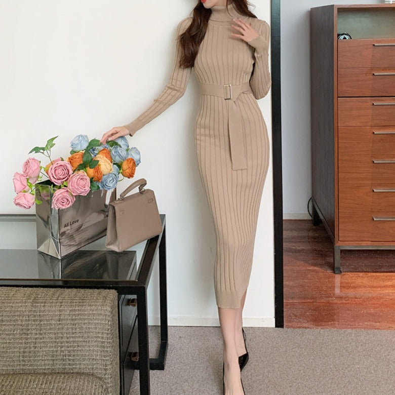 ベルト付きタートルネック タイトリブニットワンピース(ベージュ)を着用し冬のデートを楽しむ女性