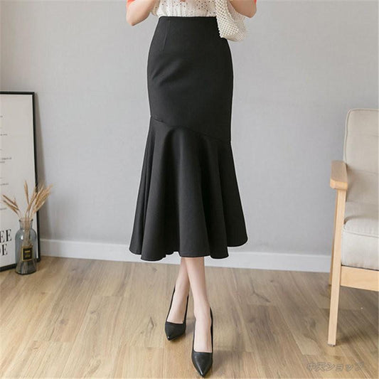 ブラックのタイトフィットマーメイドスカートを正面から撮影し、膝下で広がるフレア裾が印象的