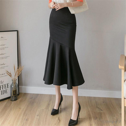 斜めから見たマーメイドスカートで、腰回りのタイト感と裾のふんわり感が際立つ