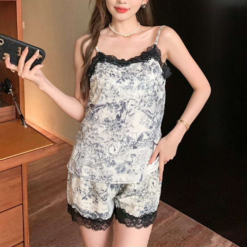 トワルドジュイ柄とブラックレースが大人可愛い雰囲気を演出するセットアップを着てホテルでくつろぐ女性
