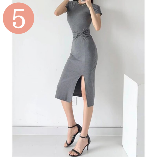 ライトグレーのTシャツワンピースを斜め前から撮影。アラサー女子に人気なセクシーワンピース。