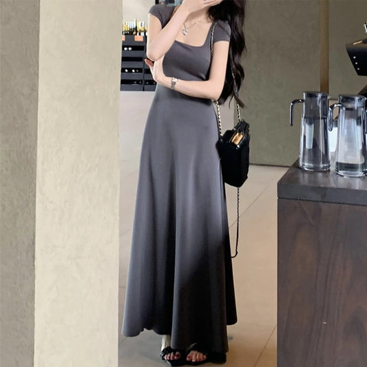 グレーのUネック フィット&フレアワンピースを正面から撮影し、体のラインをきれいに見せるシルエット