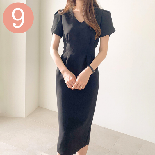 ブラックのVネックパフスリーブタイトワンピースを正面から撮影した写真。高め位置のウエストタックでマイナス5kg見えの細見え