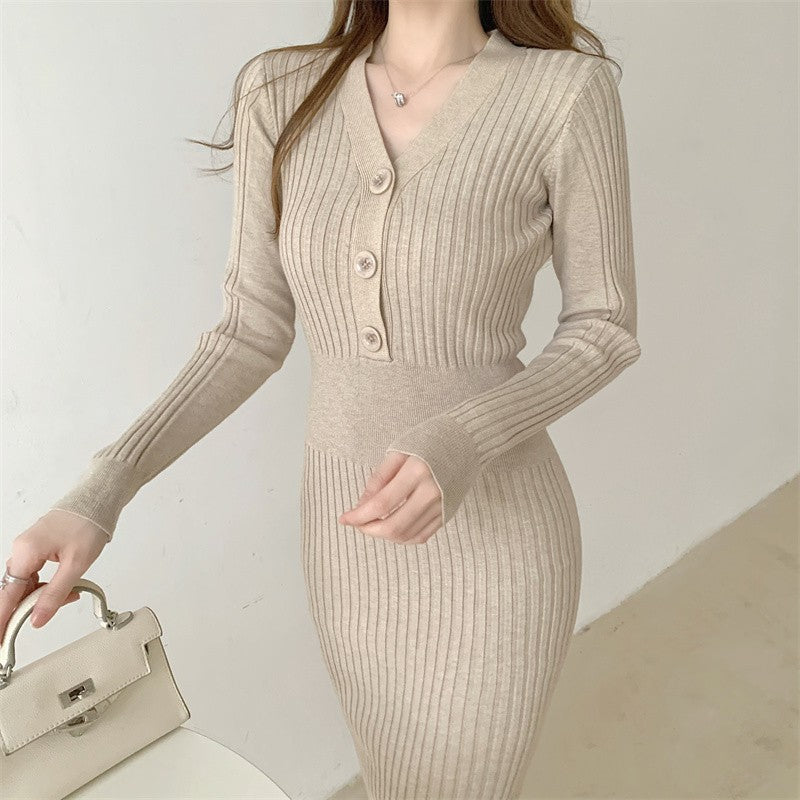 ベージュのワンピースをサイドから撮影。スリムなIラインシルエットが大人っぽい