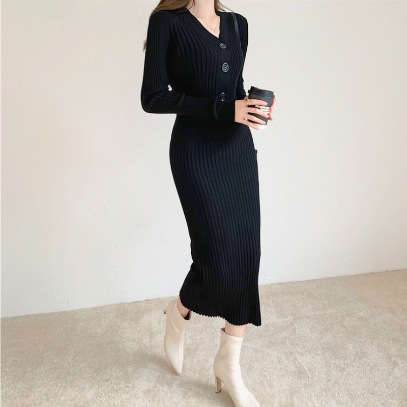 ブラックのニットワンピースを斜めから撮影。スタイルアップが叶うタイトシルエット