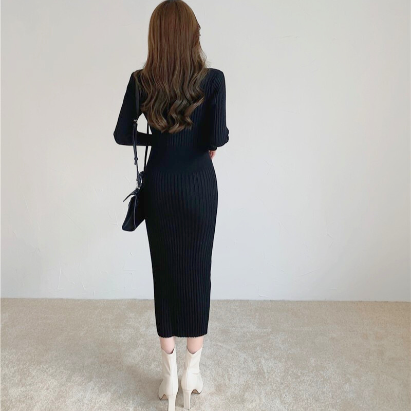 ブラックのワンピースを後ろから撮影。バックスタイルもスッキリ美しく