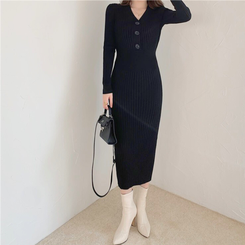 ブラックのVネックタイトリブニットワンピースを正面から撮影。洗練された大人の雰囲気