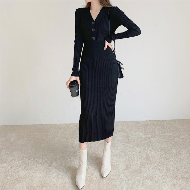 ブラックのVネックワンピースの正面。ボタンとリブの縦ラインが強調