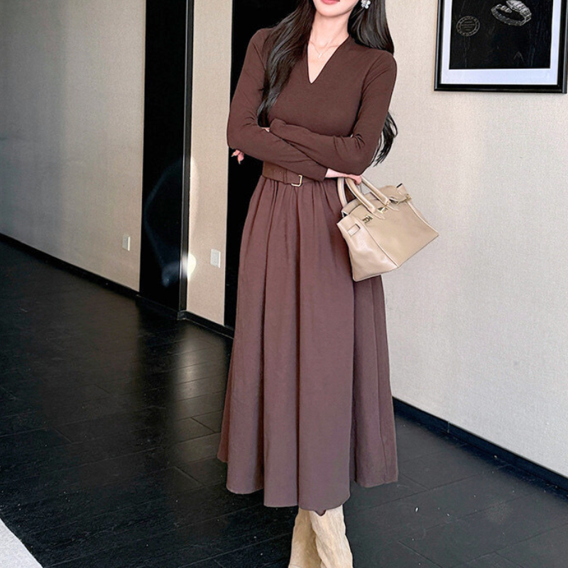 ブラウンのVネックベルト付きフレアワンピース 秋冬のデートにぴったりな上品スタイル